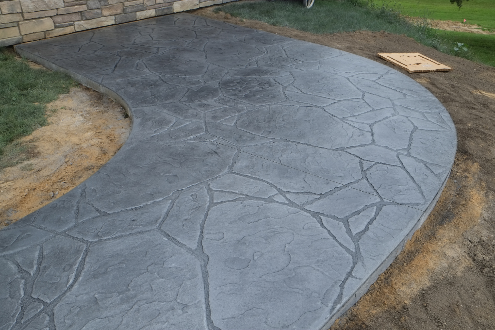 Arizona Flagstone sidewalk in Lt. gray intregal color and med. gray antique