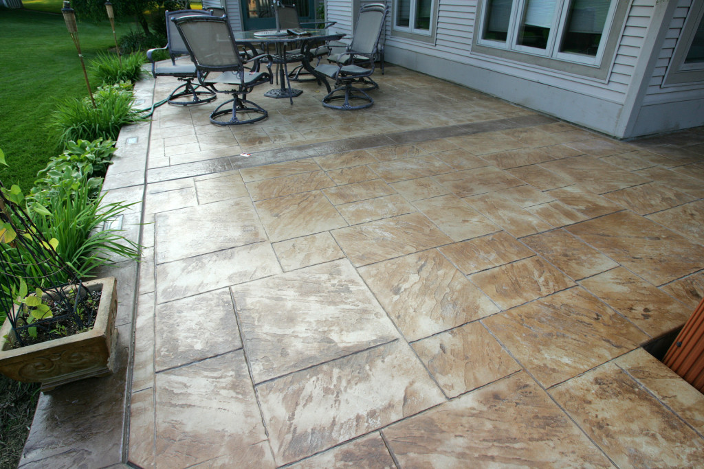 Patio in Large Ashlar with slate borders and bands