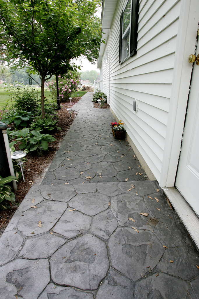 Random Stone stamped walkway in Lt. gray color hardner and dk. gray antique